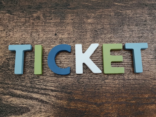 チケットの個人売買は違法行為？